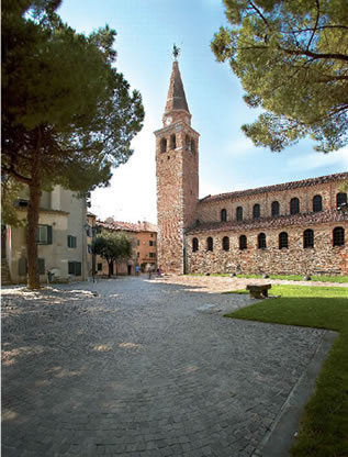 Grado: Basilica di Santa Eufemia ed il suo interno  con il rilevante ambone esagonale e l’imponente  mosaico pavimentale